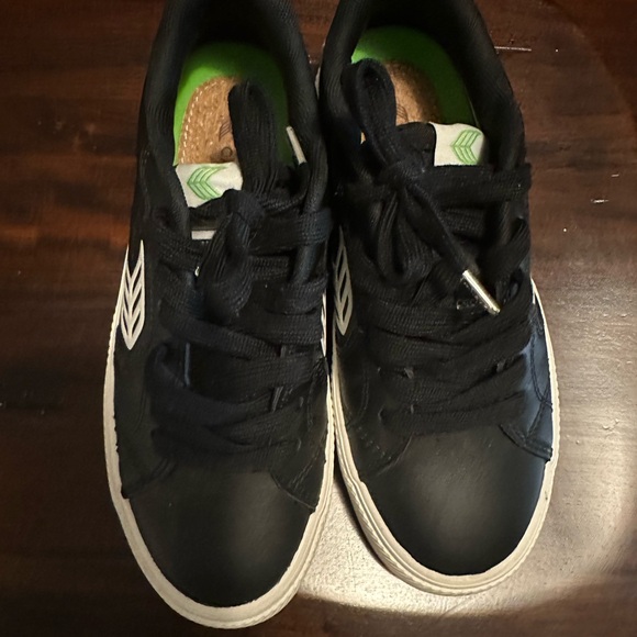 CARIUMA LOW TOP - BOYS SIZE 5.5 - Picture 3 of 5